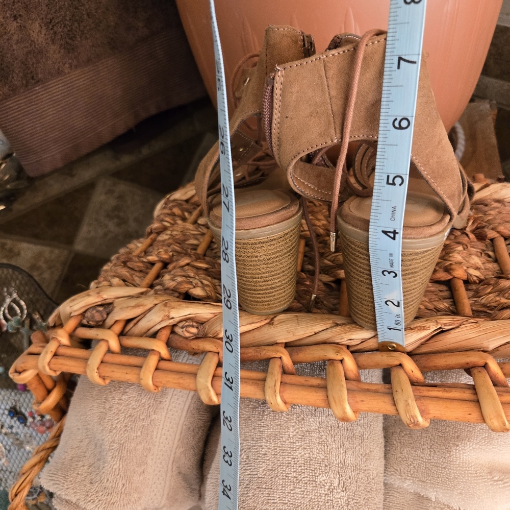 Women's Brown Strappy Gladiator Heeled Sandals By DV Size 7.5. NEVER WORN! Nwob - Picture 3 of 4